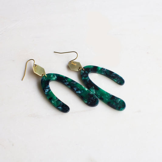 Emerald green statement earrings, u-shaped earrings with gold hexagon